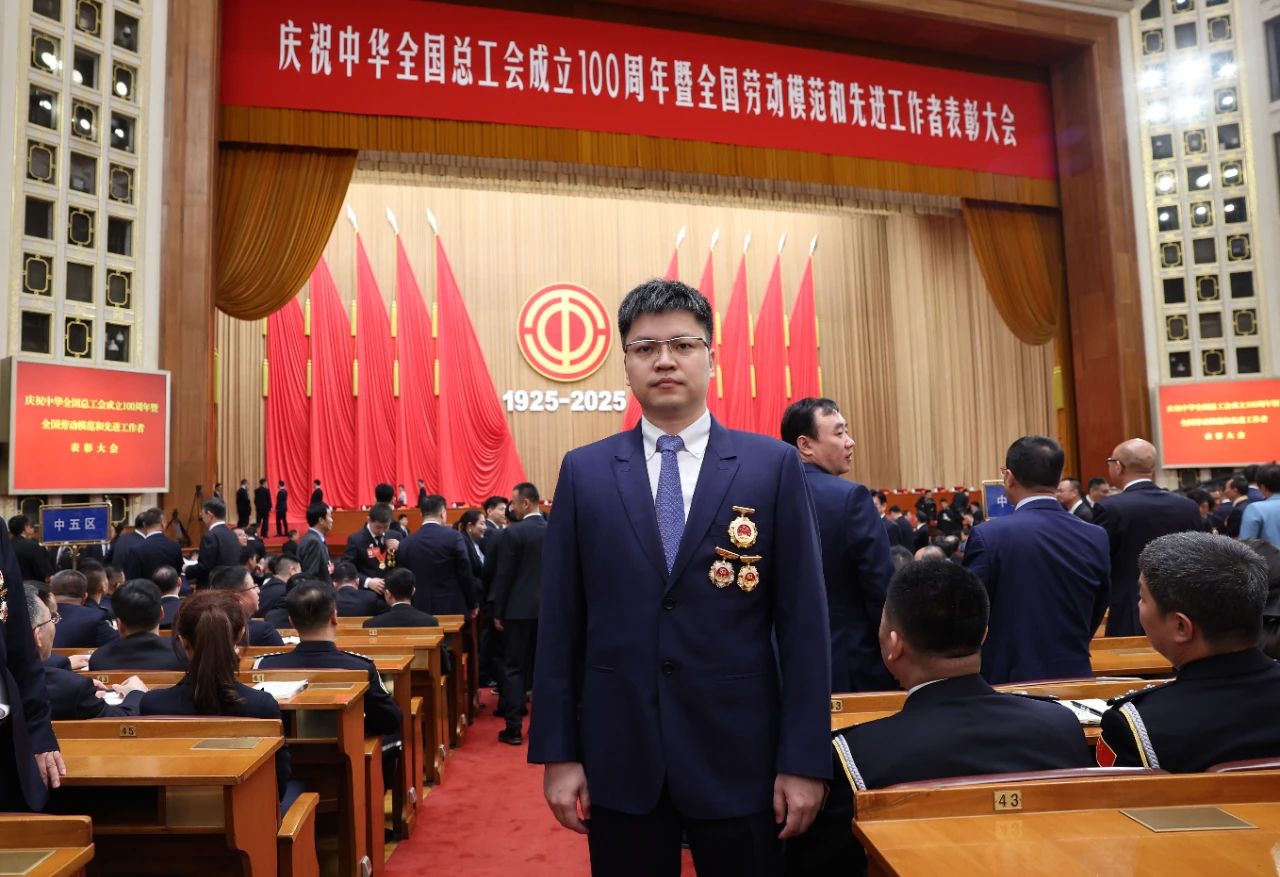 崔巍在人民大會(huì)堂接受“全國(guó)勞動(dòng)模范”榮譽(yù)表彰！